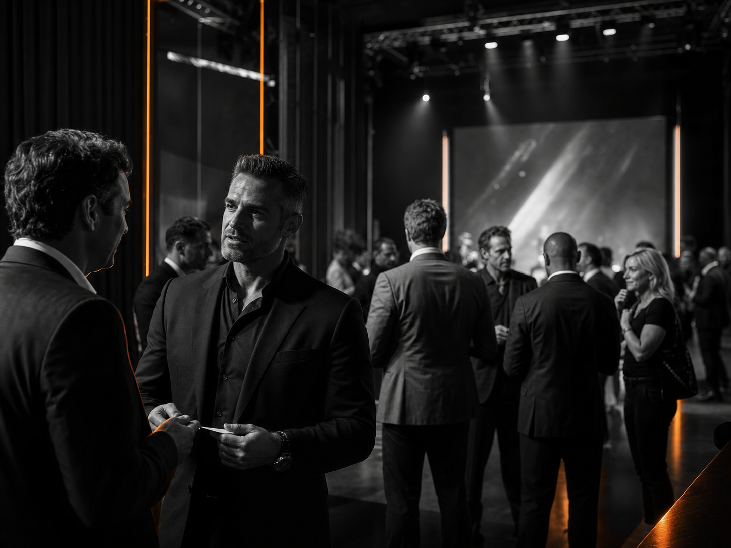 Profissionais em networking durante evento premium